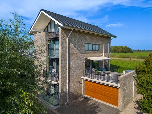 Vrijstaande, moderne villa met zeven kamers, dubbele garage, grote tuin en rondom fenomenaal uitzicht!  